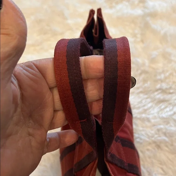 Hermes small tote Dark Red & Brownish Black
Minor corner wear one corner only - Picture 3 of 12